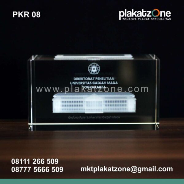 08-plakat-kristal-direktorat-penelitian-UGM.jpg plakat kristal direktorat penelitian UGM
