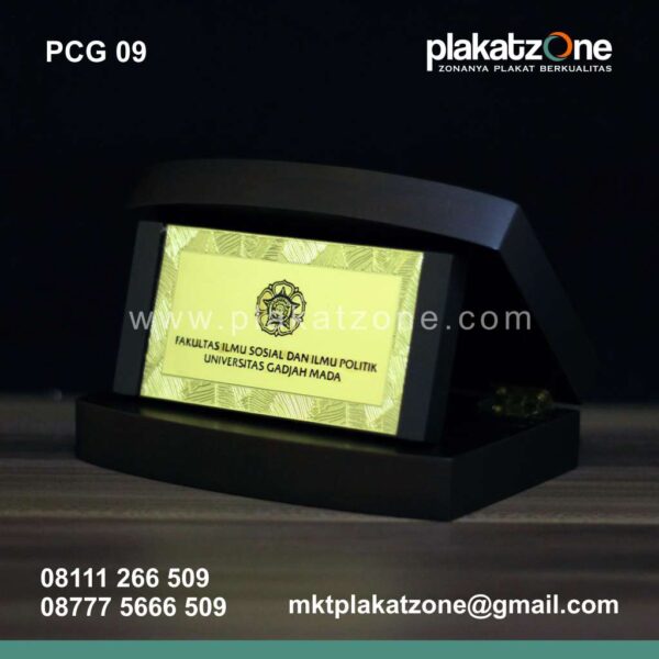 09-corporate-gift-kayu-fakultas-sosial-dan-ilmu-politik-UGM.jpg corporate gift unik dan elegan