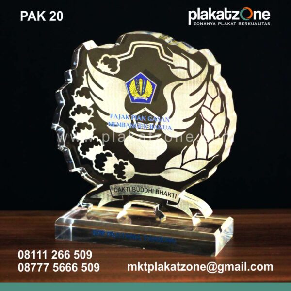 20-plakat-akrilik-laser-grafir-pajak-pian-gasan-membangun-banua.jpg jual souvenir plakat akrilik