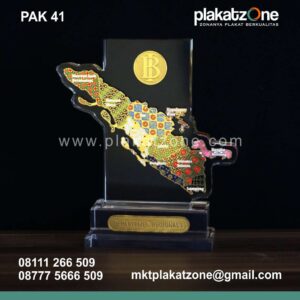 plakat akrilik elegan dan berkualitas