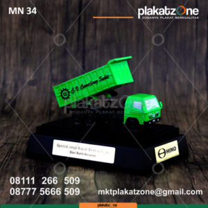 Souvenir Miniatur Truk Hino Eksklusif